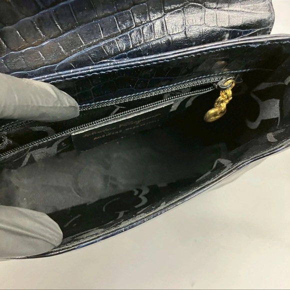 Salvatore Ferragamo Vintage Black
Crocodile Embossed Leather Bag
Gancini Italy - Picture 13 of 13